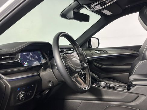 Used 2022 Jeep Grand Cherokee Overland w/ Advanced Protech Group III image 23