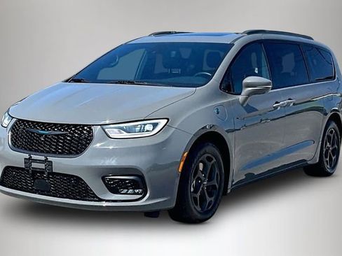 Used 2021 Chrysler Pacifica Limited w/ Uconnect Theater Family Group image 2