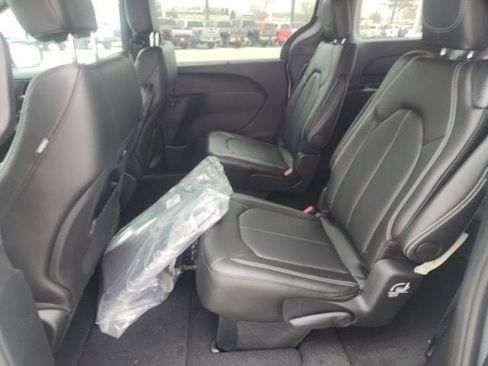 New 2026 Chrysler Pacifica Select FWD image 20