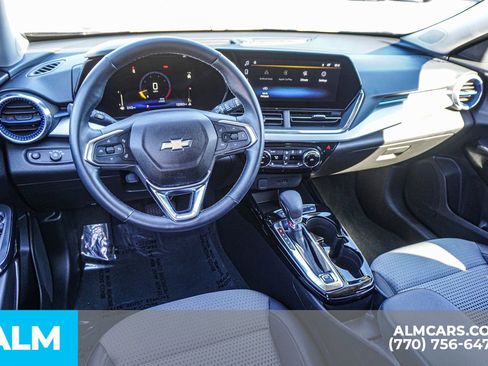 Used 2025 Chevrolet Trax LT w/ LT Convenience Package image 28