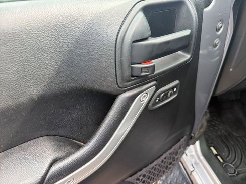 Used 2018 Jeep Wrangler Unlimited Sahara AWD/4WD image 9