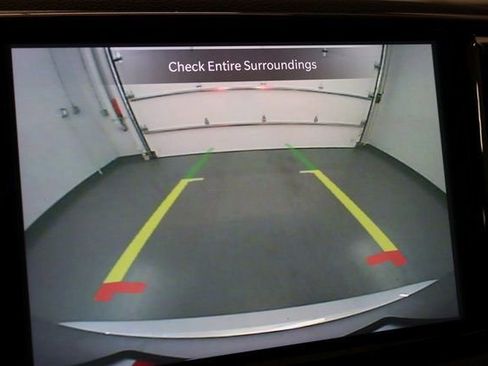 Used 2023 Chrysler Pacifica Touring-L FWD image 21