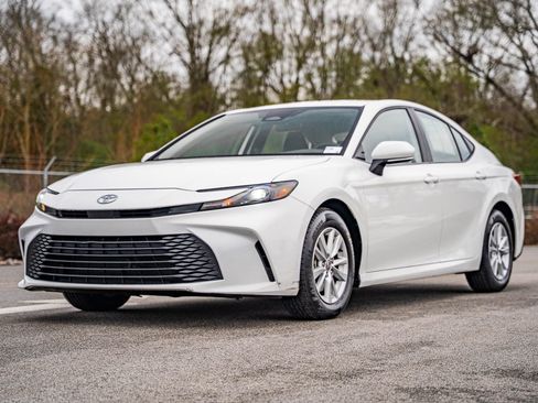 Used 2025 Toyota Camry SE image 3