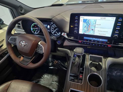 Used 2023 Toyota Sienna Platinum image 10