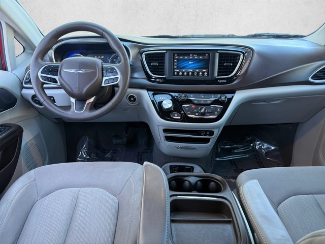 Used 2018 Chrysler Pacifica Touring Plus w/ Tire & Wheel Group FWD image 19
