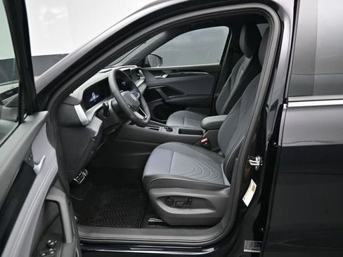 New 2026 Volkswagen Tiguan SE R-Line FWD image 9