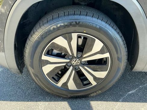Certified 2024 Volkswagen Atlas Cross Sport SE FWD image 8