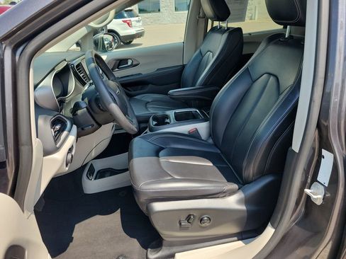 Used 2023 Chrysler Pacifica Touring-L FWD image 18