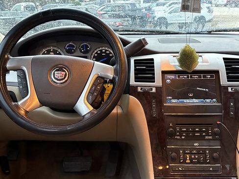 Used 2011 Cadillac Escalade ESV Premium image 4