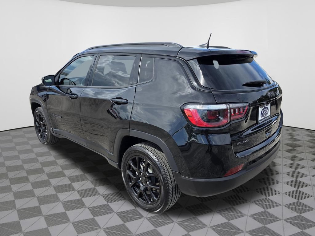 Used 2025 Jeep Compass Latitude w/ Convenience Group AWD/4WD image 13