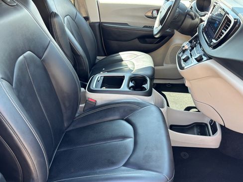 Used 2024 Chrysler Pacifica Touring-L FWD image 31