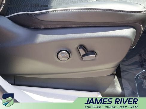 Used 2022 Chrysler Pacifica Limited FWD image 9