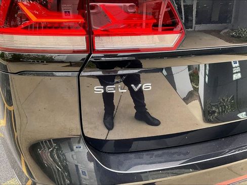Used 2023 Volkswagen Atlas SEL R-Line AWD/4WD image 9