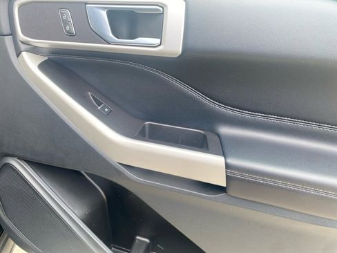 Used 2022 Ford Explorer XLT image 34