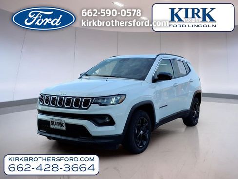 Used 2024 Jeep Compass Latitude AWD/4WD image 1
