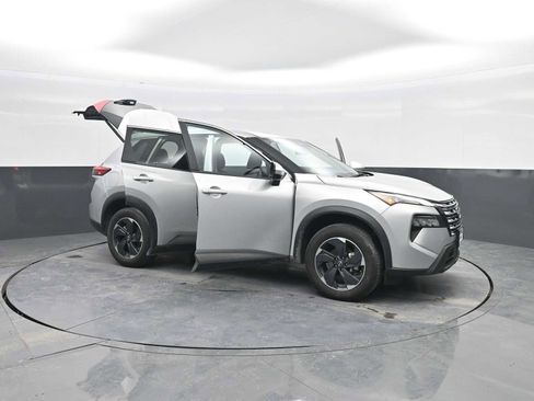 Used 2024 Nissan Rogue SV image 43