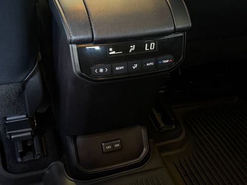 Used 2023 Toyota Highlander XLE FWD image 19