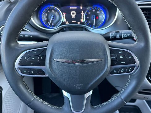 Used 2023 Chrysler Pacifica Touring-L FWD image 25