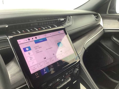 Used 2024 Jeep Grand Cherokee L Limited w/ Luxury Tech Group II image 17