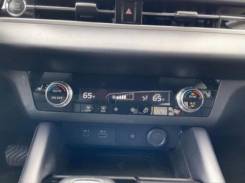 Used 2024 Mitsubishi Outlander SE image 32