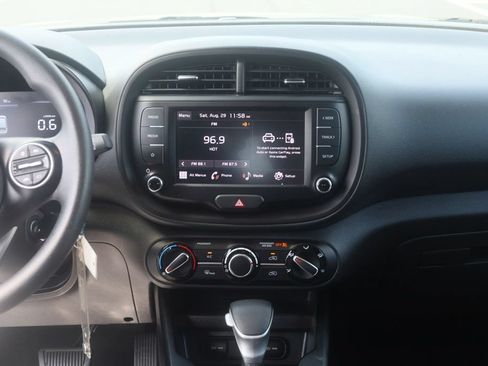 Used 2023 Kia Soul LX w/ LX Technology Package FWD image 17