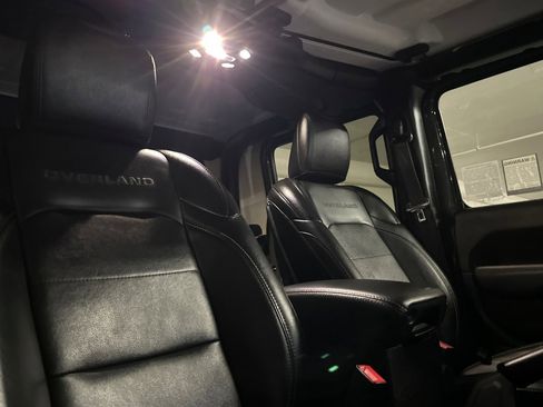 Used 2020 Jeep Gladiator Overland image 16