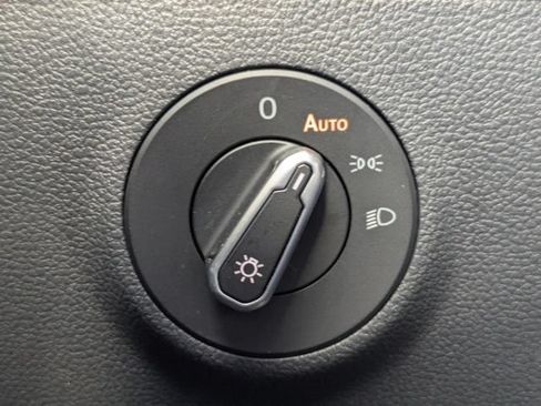 Certified 2025 Volkswagen Taos SE FWD image 25