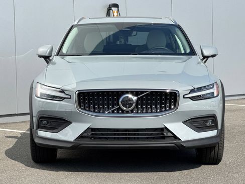 New 2026 Volvo V60 B5 Cross Country Plus w/ Climate Package AWD/4WD image 8