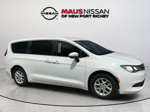 Used 2019 Chrysler Pacifica LX FWD image 13