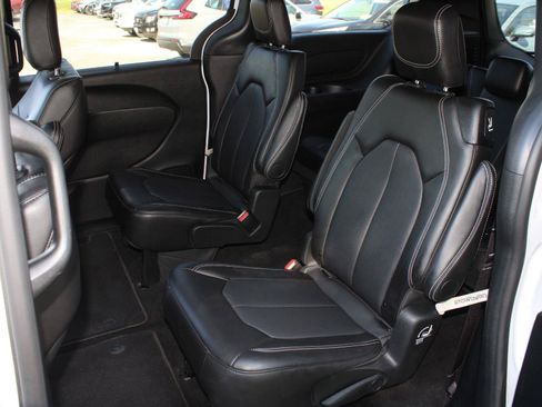 Used 2026 Chrysler Pacifica Select FWD image 18