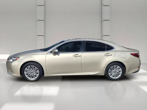 Used 2014 Lexus ES 350 w/ Luxury Package FWD image 4