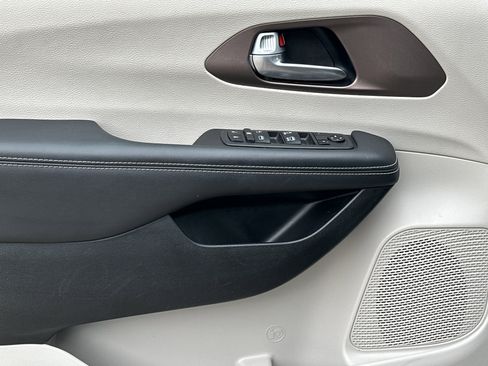 Used 2024 Chrysler Voyager LX image 10