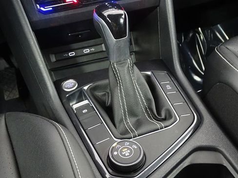 Used 2024 Volkswagen Tiguan SE image 40