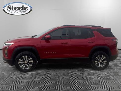 Used 2025 Chevrolet Equinox LT w/ Convenience Package II image 2