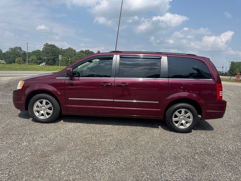 Used 2009 Chrysler Town & Country Touring FWD image 5
