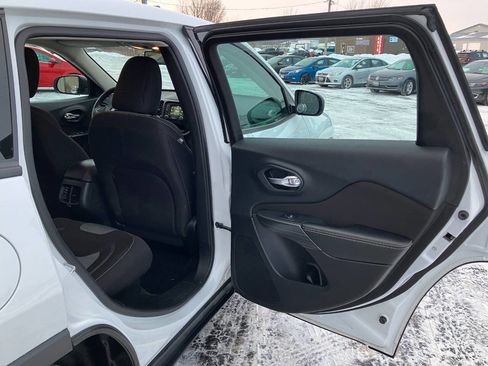 Used 2015 Jeep Cherokee Sport image 15