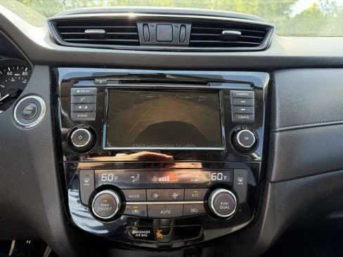 Used 2018 Nissan Rogue SV AWD/4WD image 12
