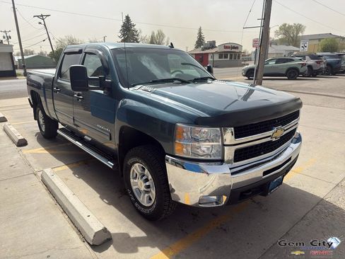 Used 2010 Chevrolet Silverado 2500 LT w/ Interior Plus Package AWD/4WD image 4