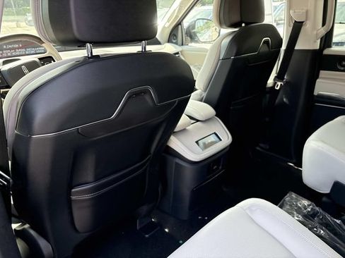 New 2026 Lincoln Navigator L Premier AWD/4WD image 17
