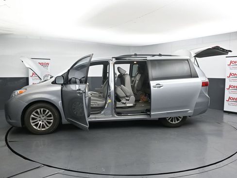 Used 2016 Toyota Sienna XLE Premium FWD image 28
