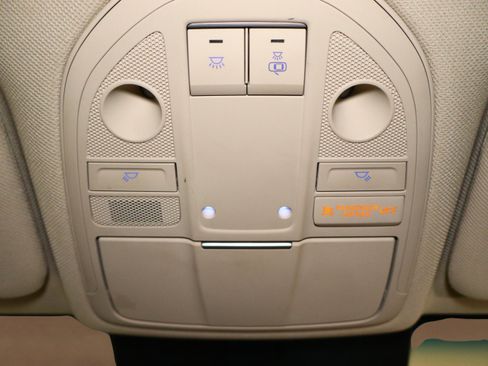 Used 2023 Genesis G70 2.0T image 40