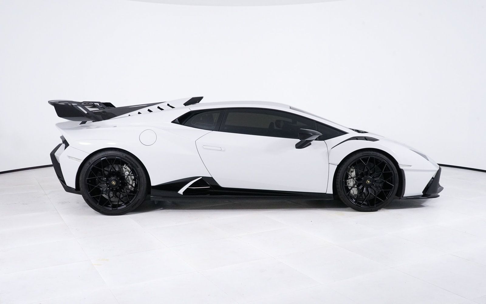 Used 2023 Lamborghini Huracan STO RWD image 8