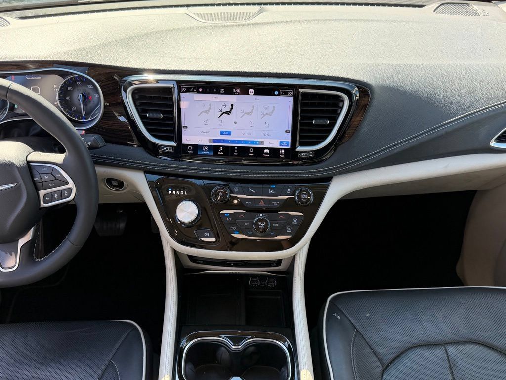 Used 2024 Chrysler Pacifica Limited w/ Uconnect Theater Family Group FWD image 20