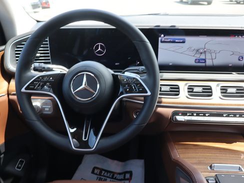 Used 2024 Mercedes-Benz GLS 450 4MATIC image 11