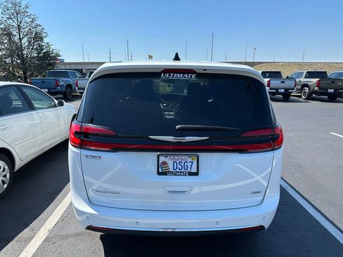 Used 2023 Chrysler Pacifica Touring-L image 15