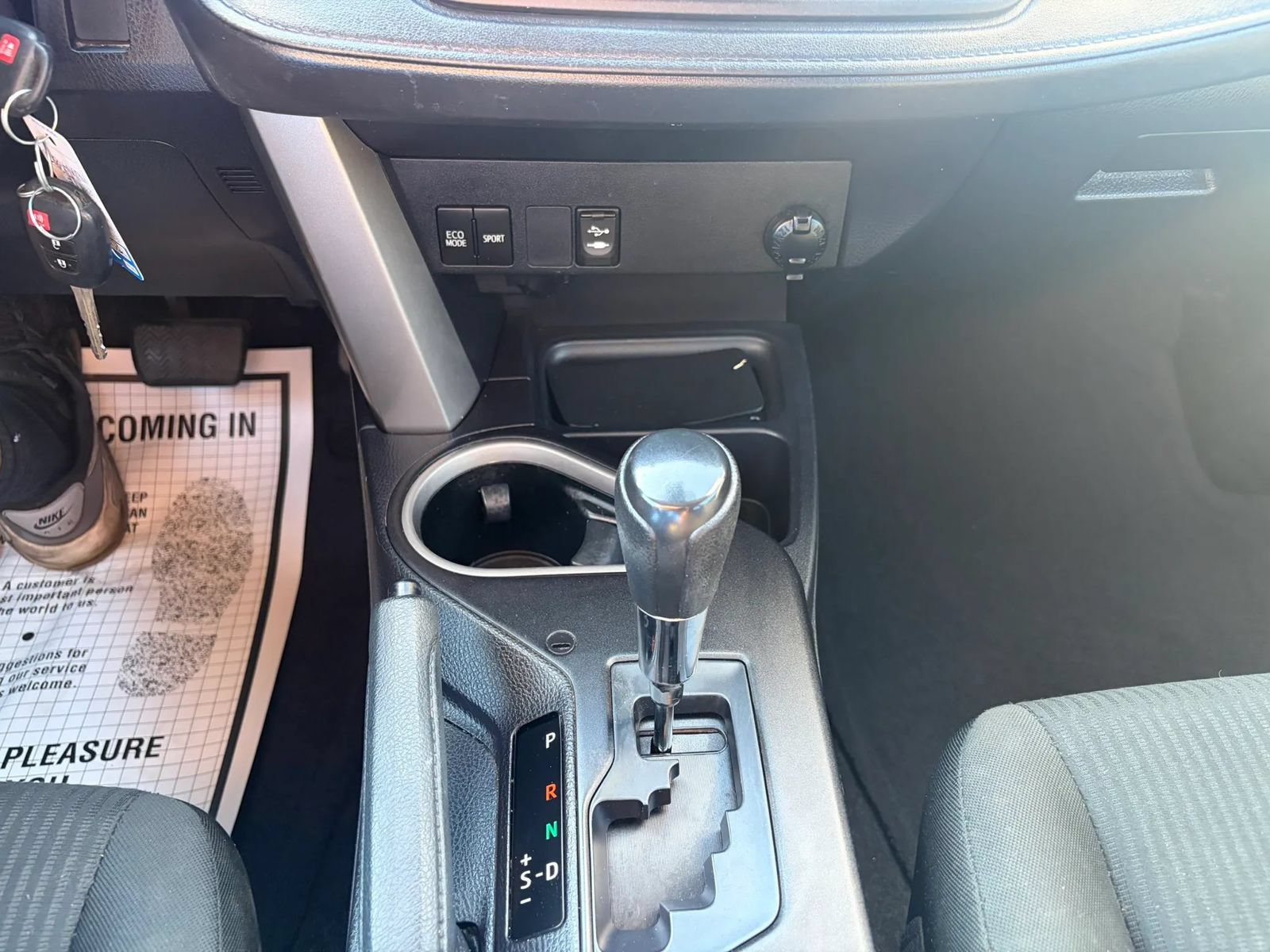 Used 2018 Toyota RAV4 LE FWD image 16