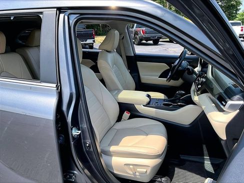 Used 2024 Toyota Highlander XLE FWD image 11