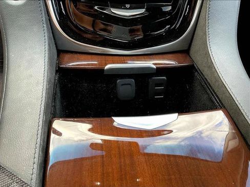 Used 2019 Cadillac Escalade Luxury RWD image 25