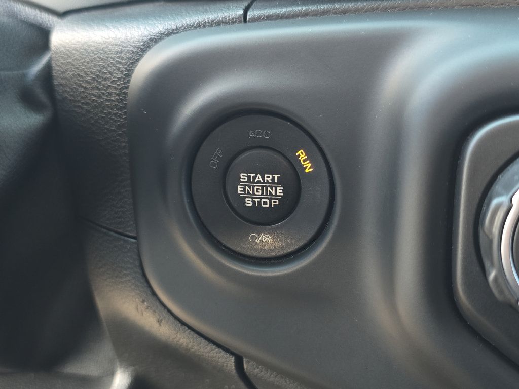 Used 2018 Jeep Wrangler Unlimited Sahara w/ Dual Top Group AWD/4WD image 22