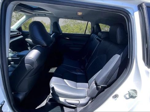 Used 2023 Toyota Highlander XLE FWD image 24